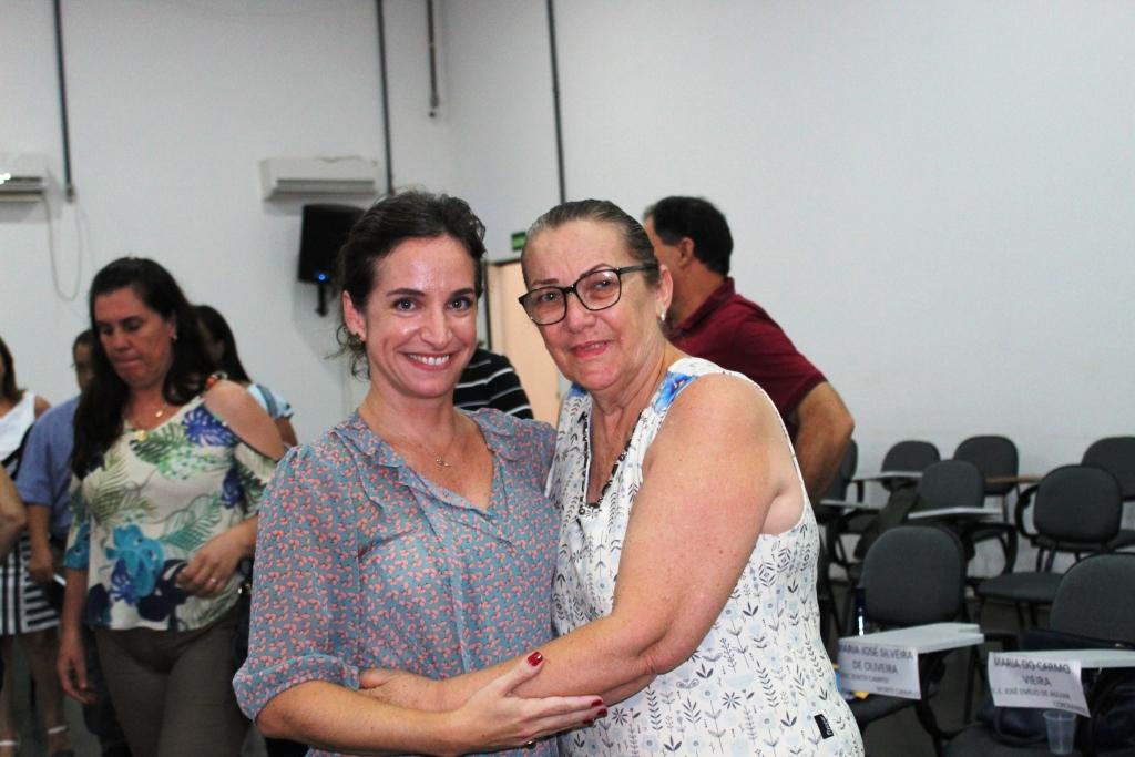 A diretora da Escola Estadual José Faleiros de Aguiar, do município de Grupiara, Neila  Borges, ao lado da secretária Julia. Foto: Bianca Giannini/ACS-SEE